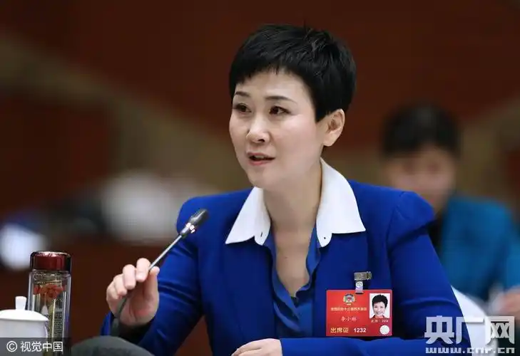 两会精选:被记者包围的委员_新闻频道_中国青年网