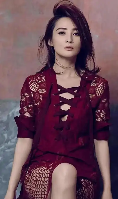 蒋勤勤:高贵冷艳,端庄优雅,惊艳迷人!