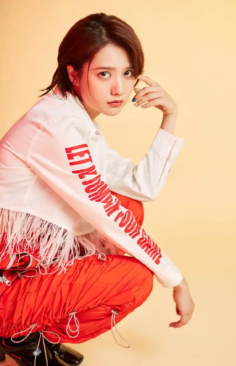 简介:姜珮瑶时尚百变写真大片,分享一组姜珮瑶图片给大家,图中的明星