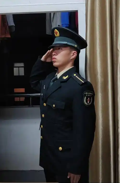 你穿军装的样子真好看!