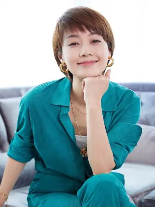 马伊琍也算是越来越有自己风格的女明星了,比起之前的造型角色,现在的