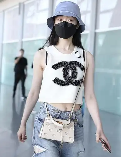 宋轶街拍:chanel露脐背心tory burch桃心包