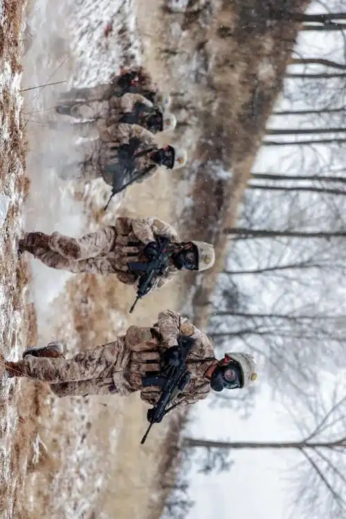 超燃竖屏军营大片壁纸#】军人的眼睛永远紧盯战场,他们的眼神刚毅