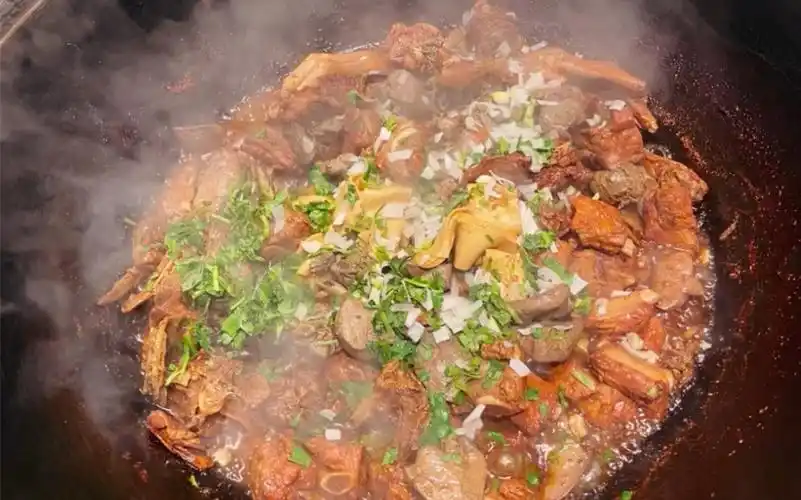 正宗农家菜,铁锅炖大鹅