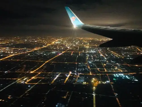 夜晚我们乘坐浦东国际机场的飞机,起飞了向下俯瞰好美的上海夜景!