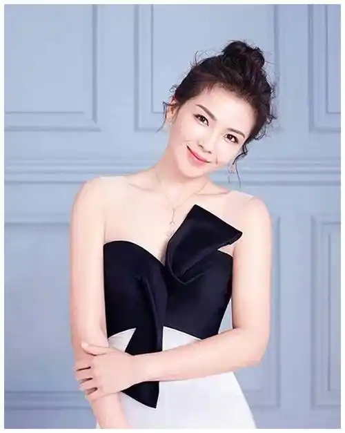 原创刘涛41岁了还这么不低调穿液体裙身材太惊艳气质好到认不出