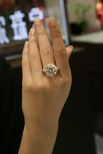 10克拉钻戒闪耀新世界百货