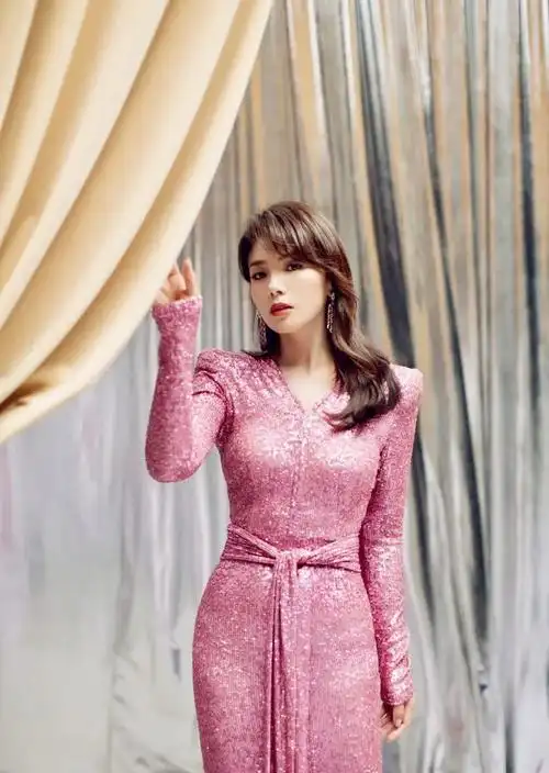 42岁的刘涛偏爱长礼服深v搭配高开衩气场好强大