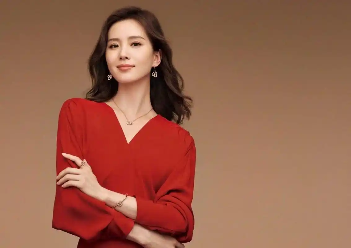 刘诗诗#qeelin品牌代言人大片,优雅的红裙,气质绝美~?[比心]