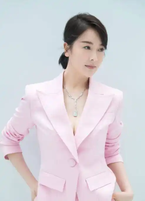 42岁左小青真豁得出去,穿粉色西装"真空上阵",踩细跟气场全开_穿着