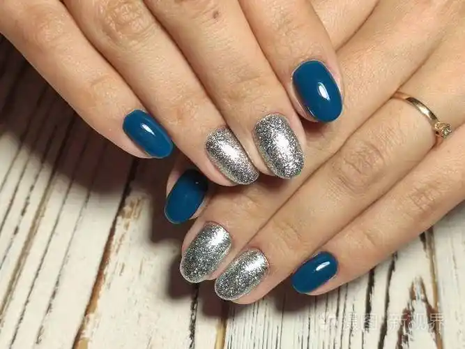 年轻的美甲设计美丽的女性双手配合性感的美甲