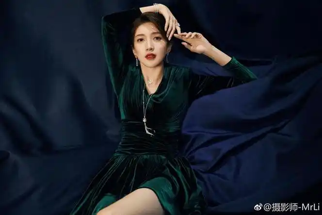 江疏影一字带高跟大长腿