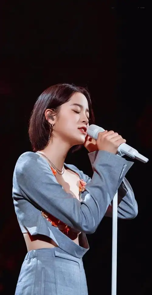 欧阳娜娜个人简历资料 欧阳娜娜精灵一样在花丛中放歌