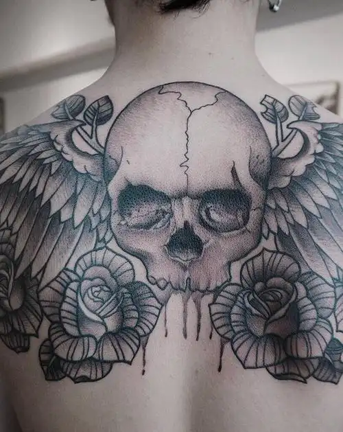 骷髅翅膀纹身图片_胸部背部欧美写实纹身图案