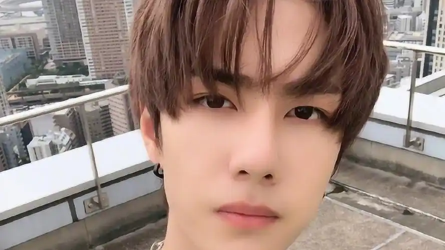 有种惊艳叫王一博戴眼镜,本以为单眼皮不好看,看到照片后打脸了