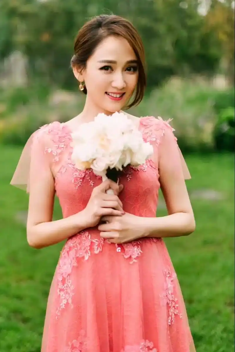 这个哪位的伴娘团啊#女星 #照片里的时光 #陈乔恩 - 抖音