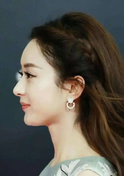 鼻子挺翘,不愧是人间精灵_中分_照片_因为