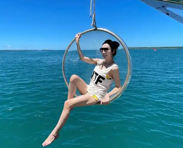 趁着好天气,林千钰坐船出海游玩了.