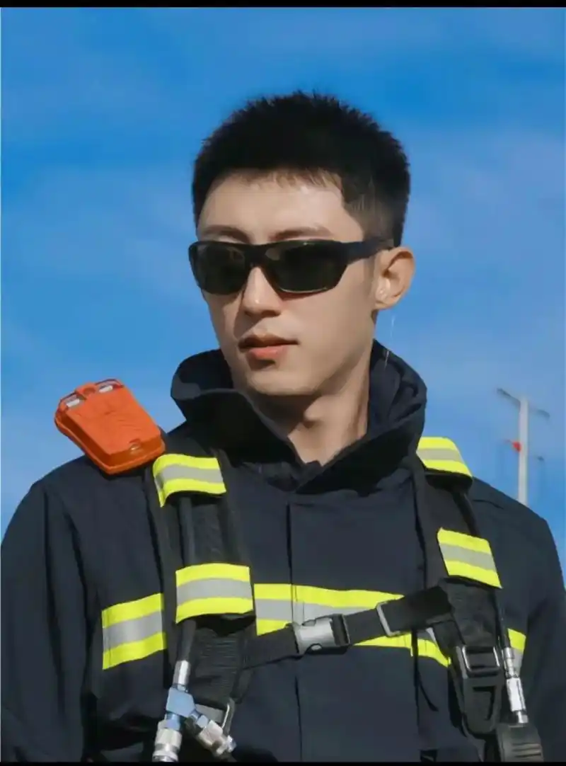 95制服篇,制服和墨镜跟景瑜适配度100%#黄景瑜 #制服  - 抖音