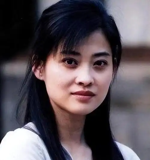 梅婷10岁女儿再演电影搭档宋佳赵又廷等大合照站位抢镜