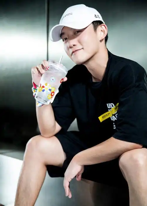 郑恺棒球帽运动风写真图片