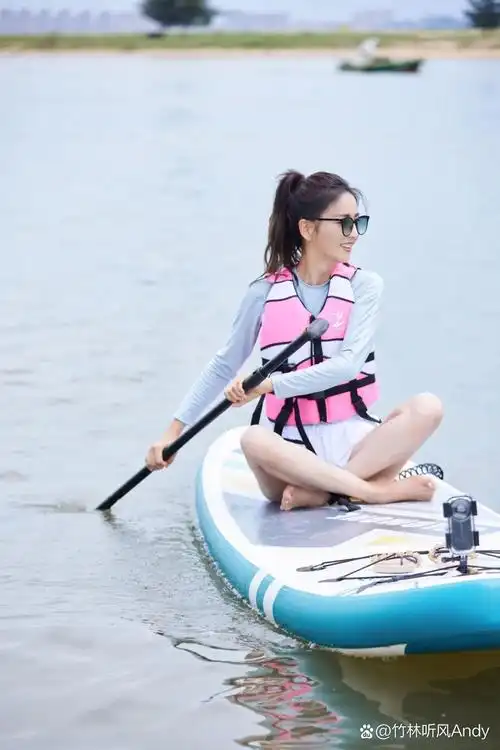佟丽娅这是要冲浪吗?