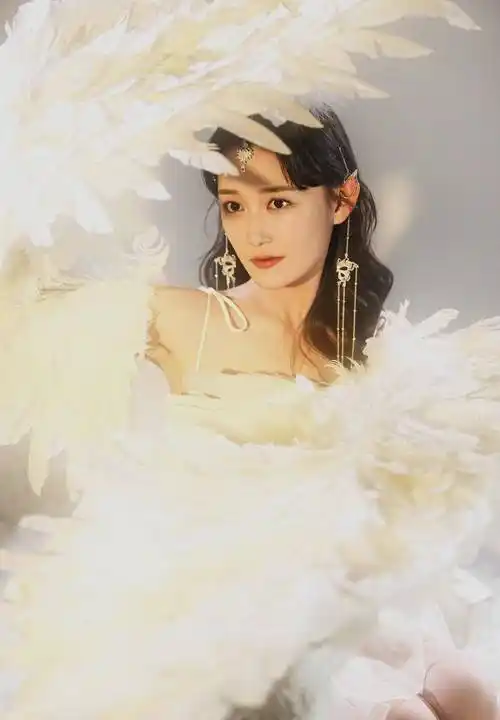 蒋依依22岁生日照 穿吊带羽毛白裙梦幻唯美纯欲风拉满 黑裙成熟妩媚