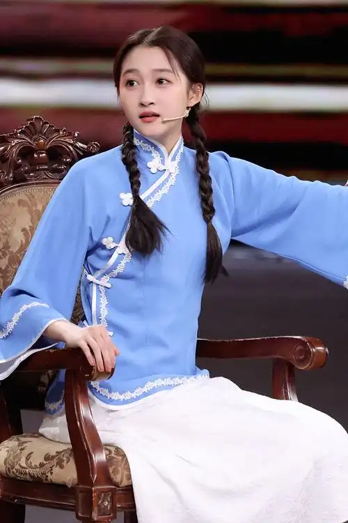 关晓彤民国风造型现身王牌7双麻花辫搭配学生造型清纯复古