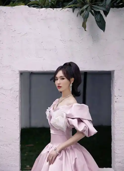 40岁的唐嫣出席时尚芭莎,两套礼服,一套公主一套女王,美疯了_气质