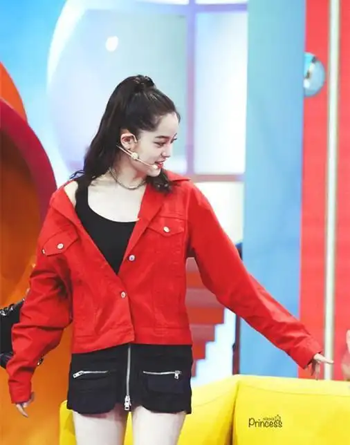 欧阳娜娜真勇敢!裙子太短,只能遮住最重要的点,网友才18岁