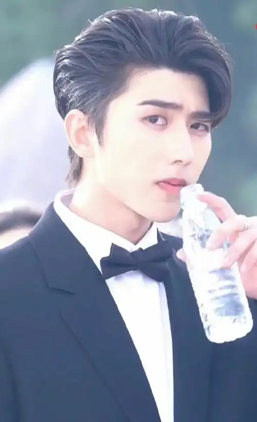 一些对视!狠狠感受一波眼神鲨#蔡徐坤#ride or die -蔡徐坤