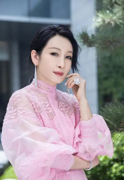 简介:秦海璐粉色纱裙仙气性感图片,分享一组秦海璐图片给大家,图中的