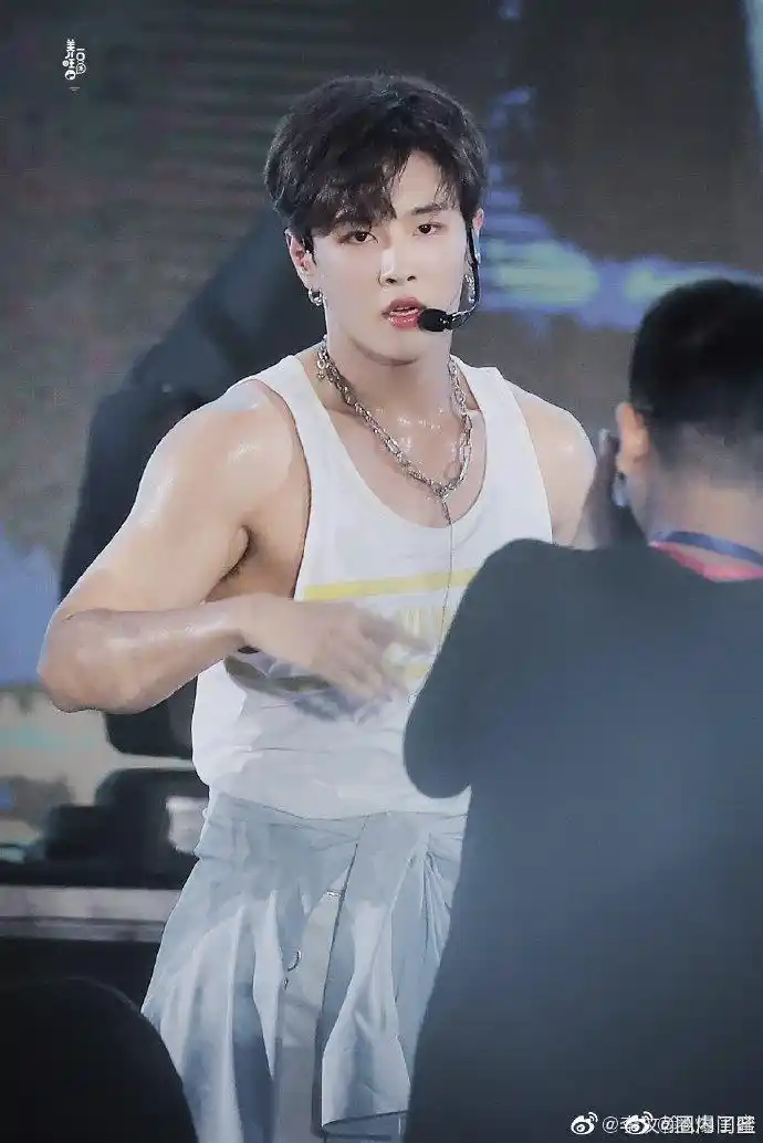 高温预警的广东,李汶翰仍认真无比的在舞台唱跳,汗都已如雨下,超级