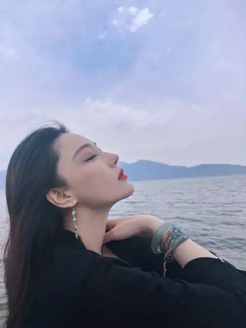 张馨予洱海打卡照