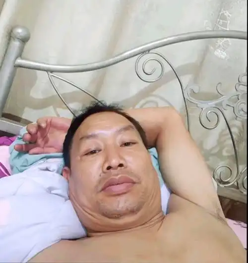 光膀子自拍大叔,你的名字是?