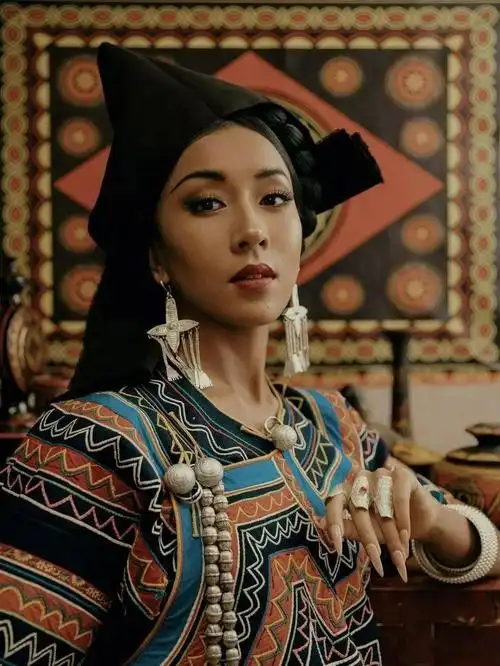 照片中,她身穿彝族传统服饰据悉,吉克隽逸将亮相2021中秋晚会,并在