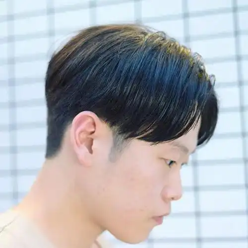 这是男生两边铲光发型的一种,三七分头发两边掏空再盖下来,侧颜帅得不