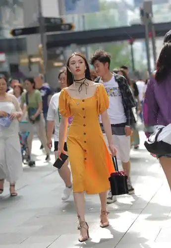 黄色给人一种非常新鲜感,看一眼就会喜欢上这个颜色,不管是什么款式的