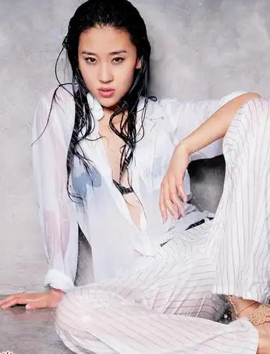 演员苗圃性感美腿图片