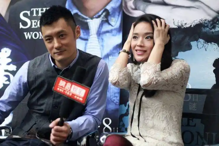 舒淇和张震的绯闻可以说是最真的了,因为他们被拍到过牵手的画面.