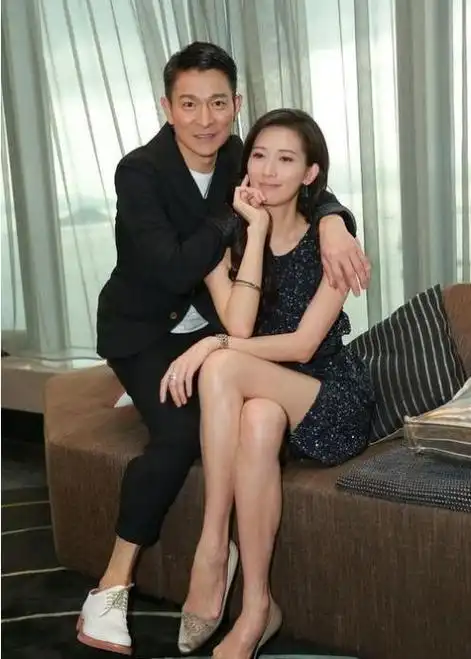 就像刘德华和林志玲的这张合影,男的西装革履帅气稳重,女的开叉裙十分