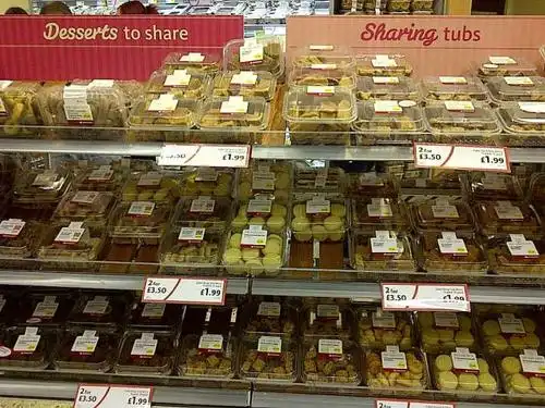 啊对了超市糕点区的选择也很多,我觉得布朗尼和胡萝卜蛋糕很赞,图上的