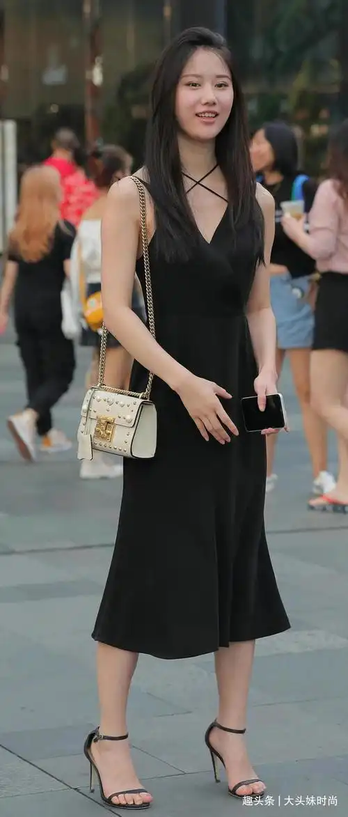 黑色吊带连衣裙搭配一字带高跟鞋,简约大气,气场十足|裙装|裙子_网易