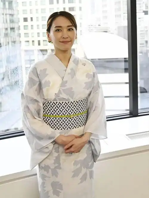 男生发型中分蓬松,快给你对象看,超简单的男生中分微卷发型教程来了