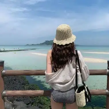 女生剪刀手背影头像