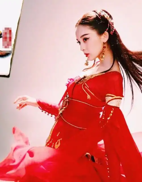 中女主娜扎定妆照路透,红衣的她美艳绝伦|古力娜扎|青丘狐传说|古装