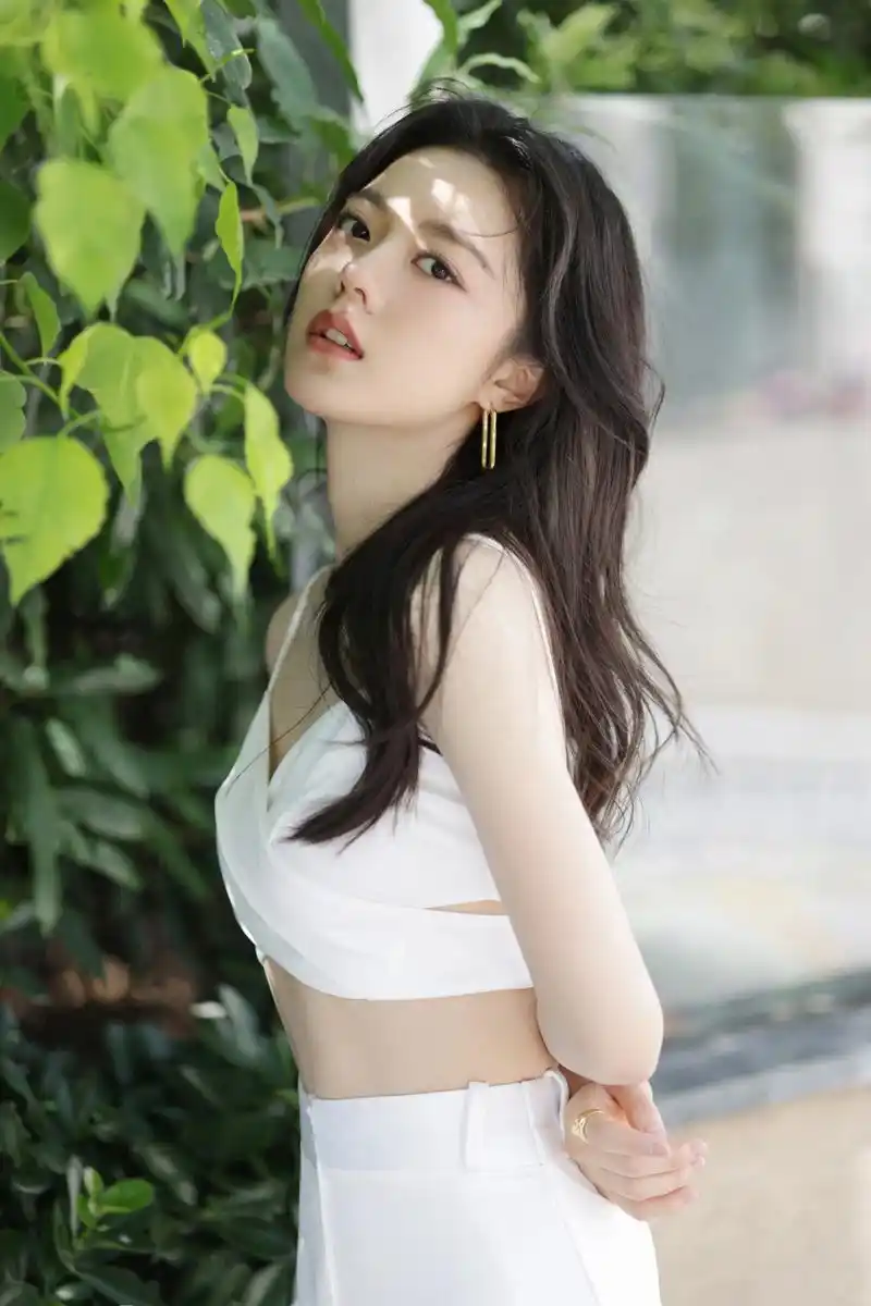 赵今麦  超短裤秀美腿