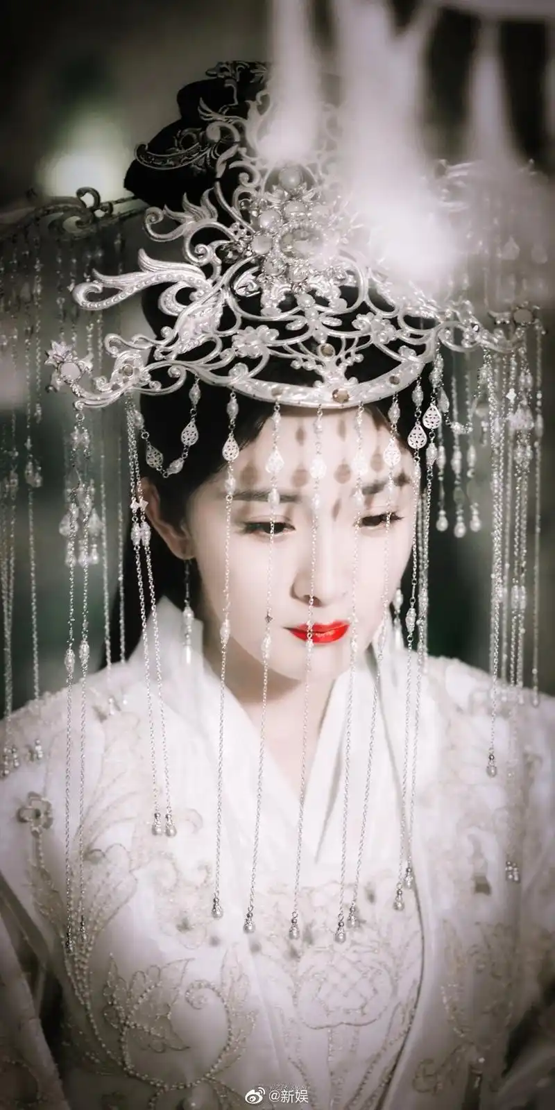 衬得白浅上神更显冰肌玉骨,仙容月貌~杨幂真的是天姿灵秀!