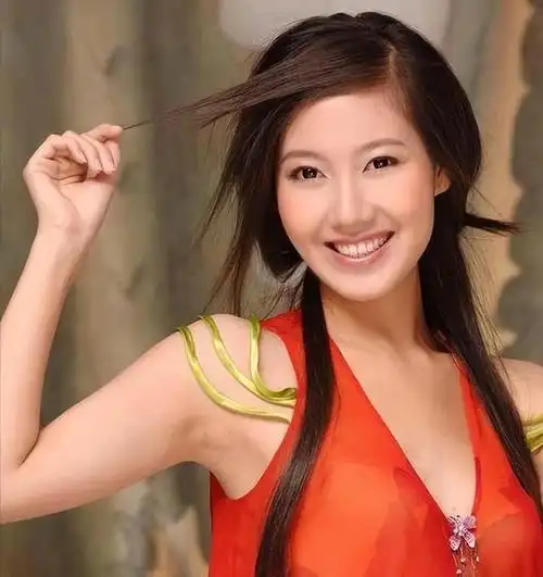 高露,这个名字或许并不为大多数人所熟知,但她在中国影视圈却留下了