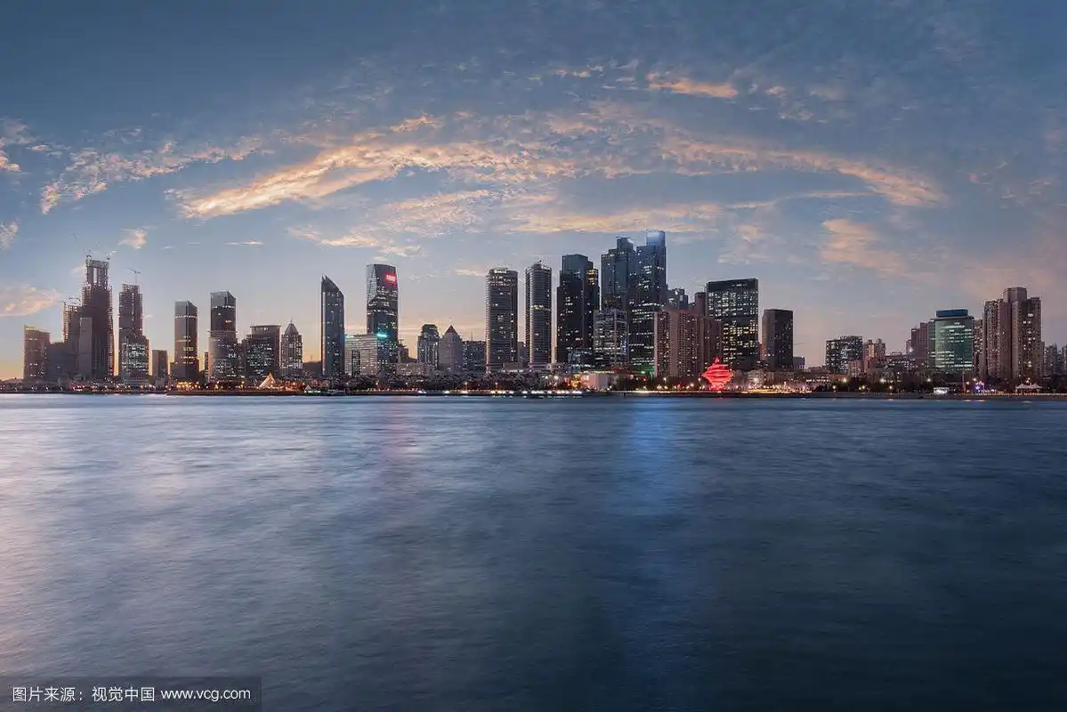 晚霞中的青岛城市风光
